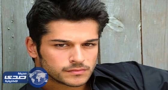 صفعة قوية من ممثل تركي شهير لعارضة ازياء إيرانية