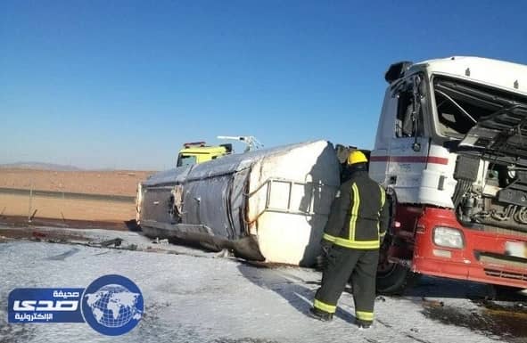 انسكاب مواد بترولية بالطريق السريع  " المدينة المنورة - القصيم " عقب انكفاء الناقلة