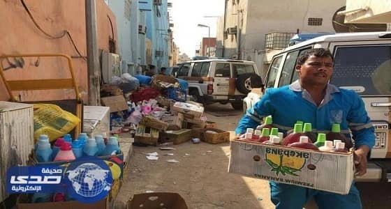 بالصور..ضبط 99 ألف عبوة منظفات مقلدة وغذائية منتهية الصلاحية بجدة