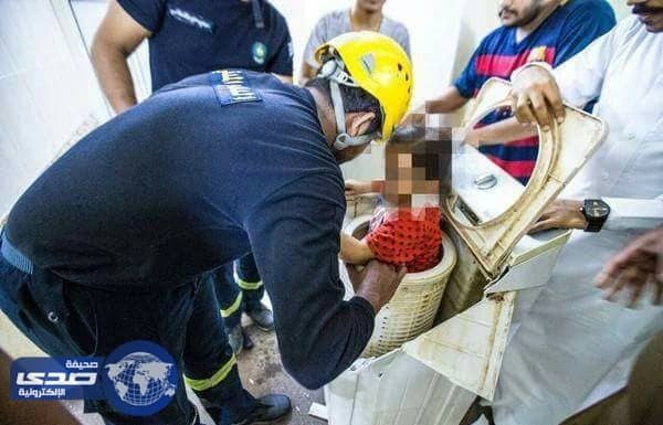 تحرير طفلة علقت داخل غسالة ملابس بالعارضة