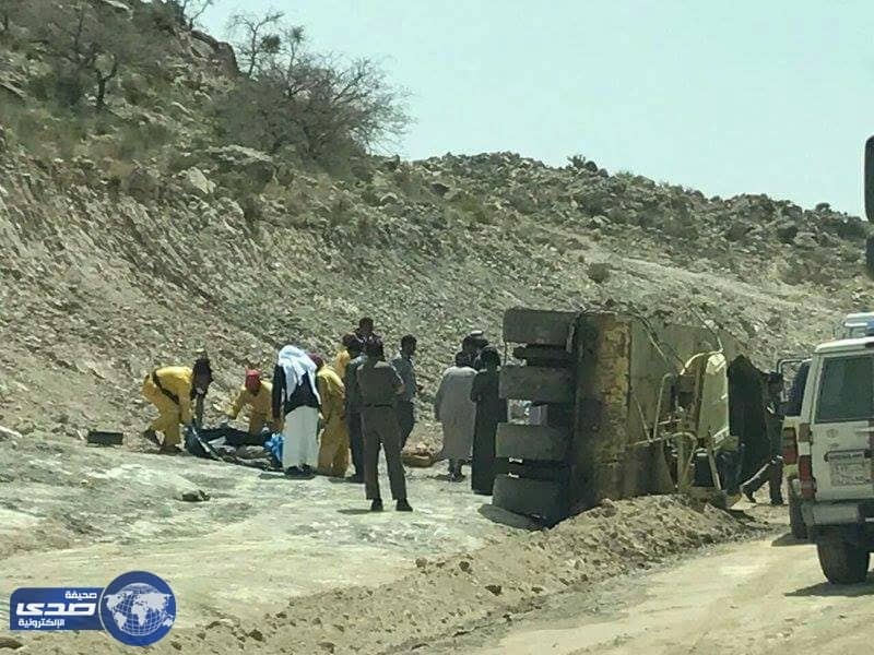 وافد آسيوي يلقى حتفه في انقلاب شاحنة في بلقرن