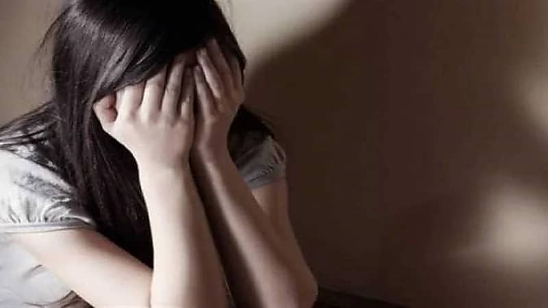 فتاة كويتية تقدم بلاغا ضد والدتها وتتهمها بإجبارها على ممارسة الدعارة