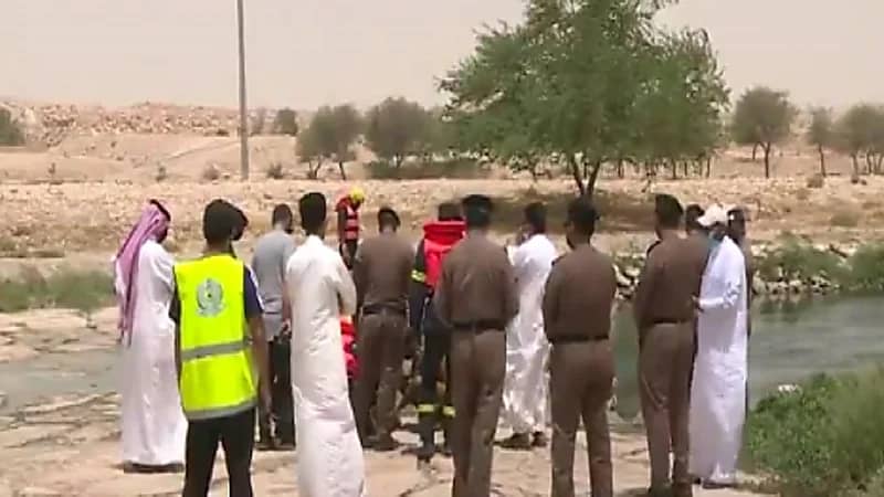 هيئة "تطوير الرياض" تقرر إيقاف القنوات المائية لتسهيل عملية البحث عن الطفل المفقود "فيديو"
