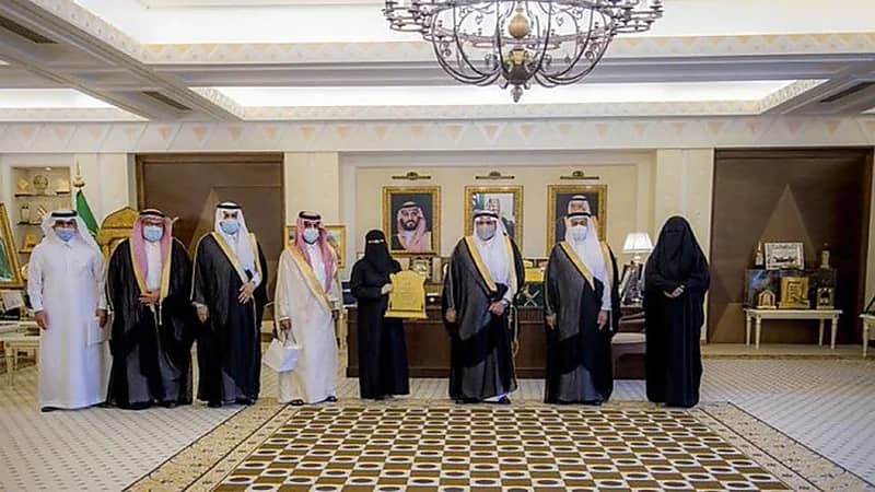 أمير القصيم يكرم المعلمة رحاب المطيري في مكتبه 