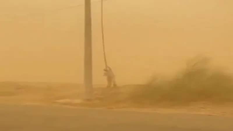 منسوبو "الكهرباء" يؤدون عملهم بأحد المواقع في جازان رغم العواصف الرملية "فيديو"