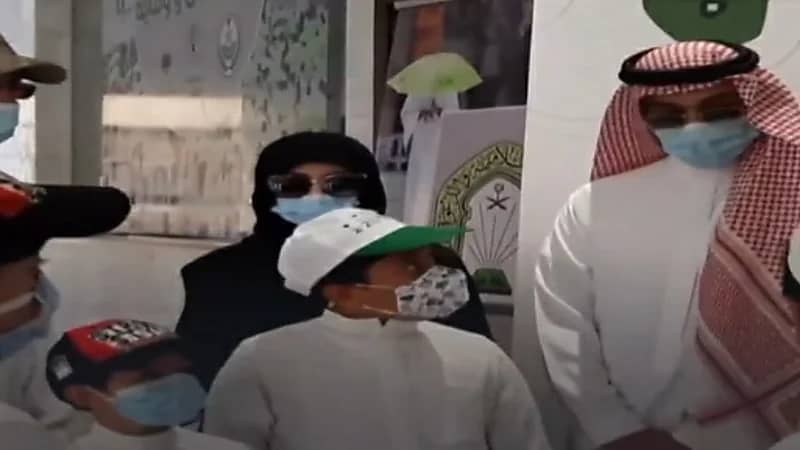 6 إخوة ينفذون وصية والدهم ويساعدون ضيوف الرحمن بالمشاعر المقدسة "فيديو"