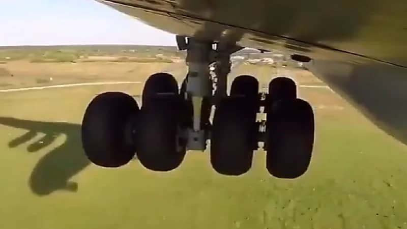 الطيار عبدالله بن صالح يوضح حالة عجلات الطائرة في لحظة الهبوط (فيديو)