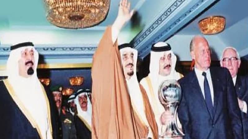 صورة قديمة للملك فهد وهو يحيي الجماهير في نهائي كأس العالم للشباب