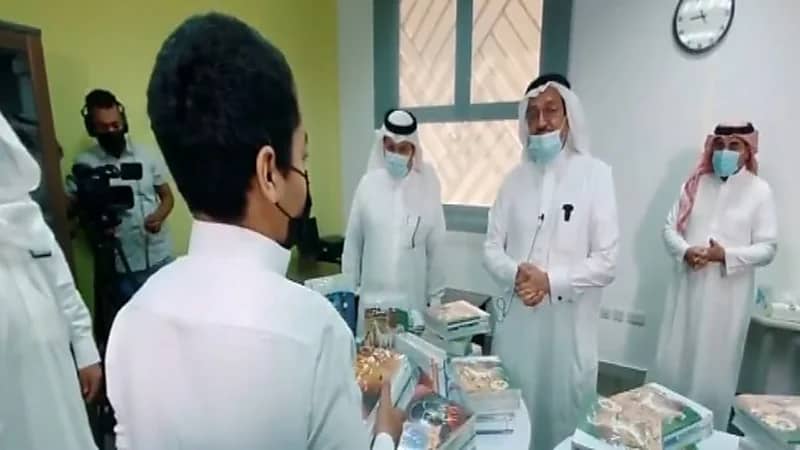 شاهد.. وزير التعليم يشارك في تسليم عدد من الطلاب كتبهم الدراسية