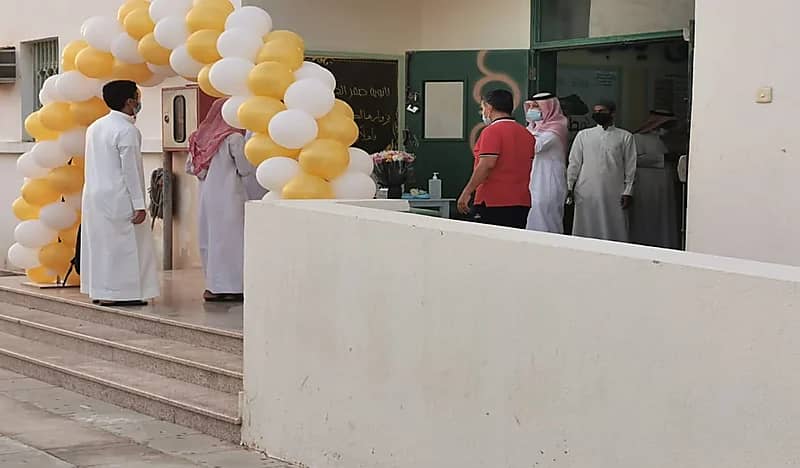 معلم يناجي مدرسته بأبيات شعرية بعد منعه من الدوام بسبب تأخره في الجرعة الثانية