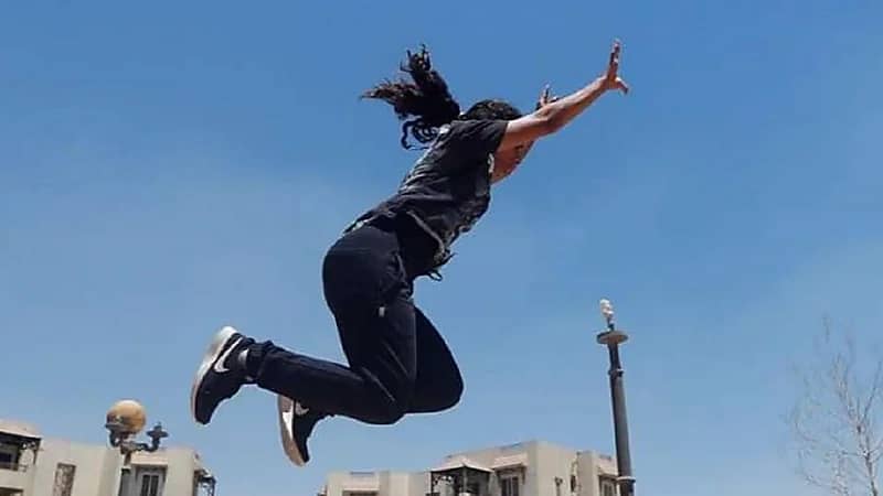 فتاة تهرب من الدعارة بالقفز من الطابق الخامس
