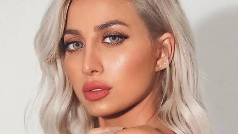 شاهد.. زوج مودل روز يسخر منها بسبب تعرضها للسرقة