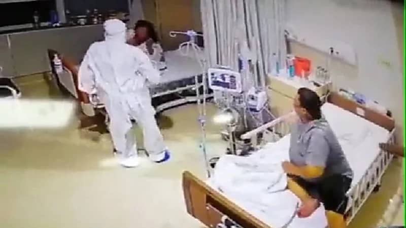 شاهد.. مريضة بكورونا تصرخ بعد دخول الممرض لغرفتها:" ظنت أنه شبح"