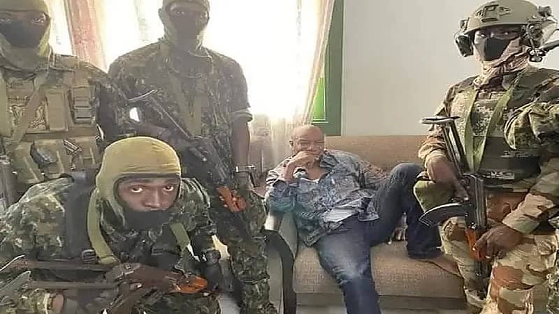 بالفيديو .. أول لقطات للحظة القبض على رئيس "غينيا"