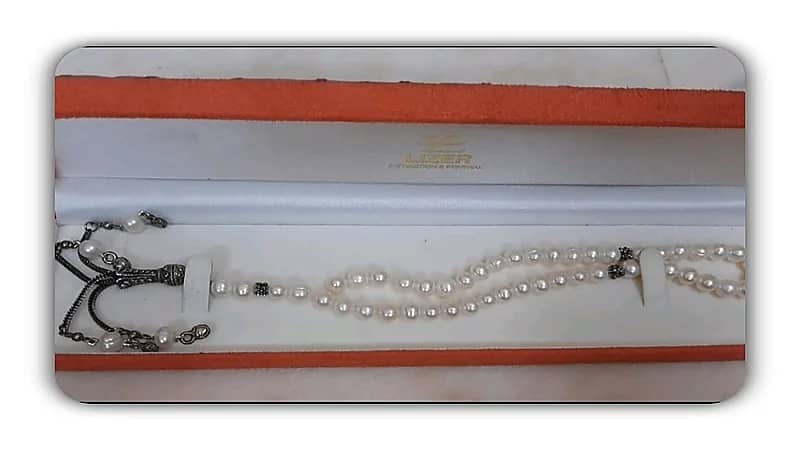 بالصور .. كبير المذيعين يكشف عن مسبحة من اللؤلؤ خاصة بالملك سعود