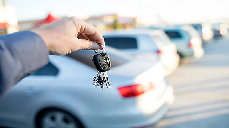 كاتب صحفي يحذر من تلاعب يمارسه العاملون بمكاتب تأجير السيارات