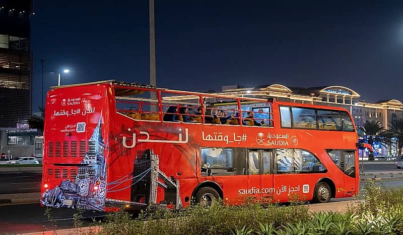 شاهد.. "باص لندن" يجوب أرجاء جدة والرياض