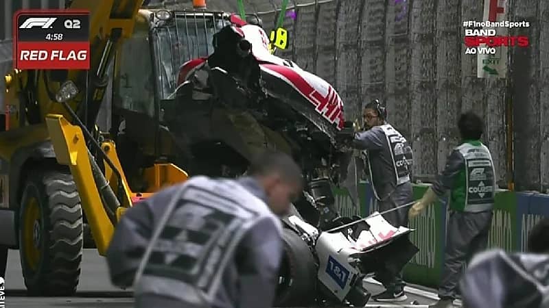 شاهد.. لحظة نقل متسابق "فورمولا1" إلى المستشفى بطائرة هليكوبتر