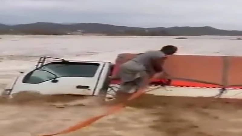 شاهد.. إنقاذ أحد العالقين في سيول العيص بالمدينة المنورة