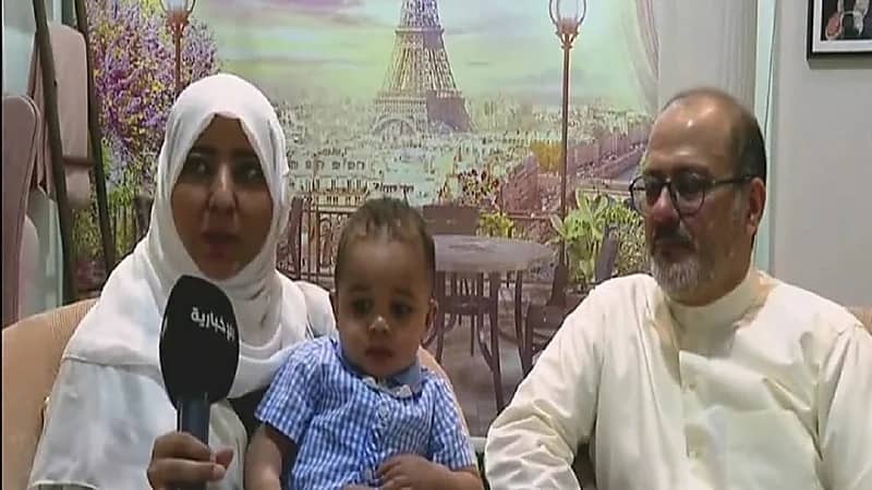 شاهد.. مواطن وزوجته يحتضنان طفلاً يتيماً بعد 20  عام من عدم الإنجاب