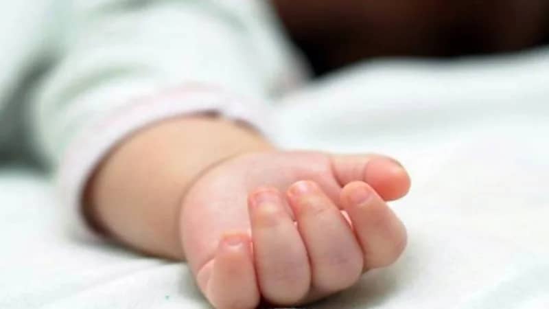 حادث مأسوي.. صاحب سيارة يدهس ابن شقيقه الرضيع معتقدا أنه تعثر بحجارة