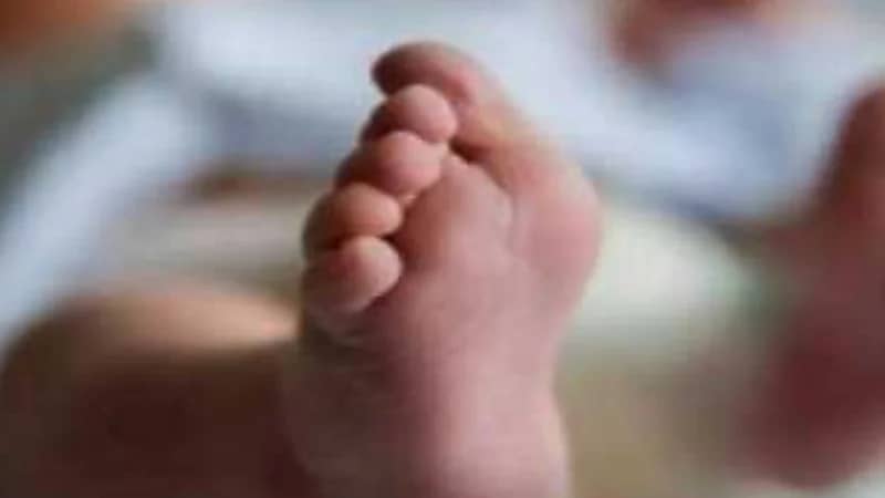 كشف لغز العثور على جثة رضيع أمام مستشفى خاص