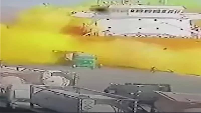 شاهد.. مصرع 5 أشخاص وإصابة  234 آخرين نتيجة لتسرب غاز سام في ميناء العقبة