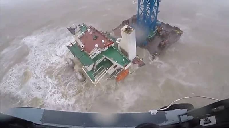 شاهد.. عاصفة استوائية تحطم سفينة في عرض البحر وشطرتها إلى نصفين