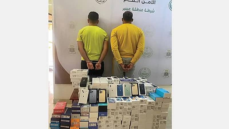 الإطاحة بمقيمَيْن لسرقتهما هواتف متنقلة من محل تجاري