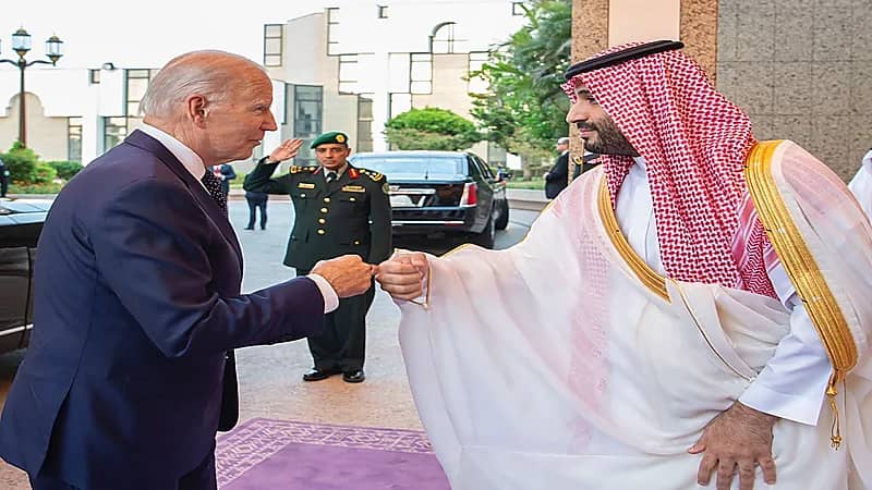 بالفيديو.. ولي العهد يستقبل الرئيس الأمريكي في قصر السلام