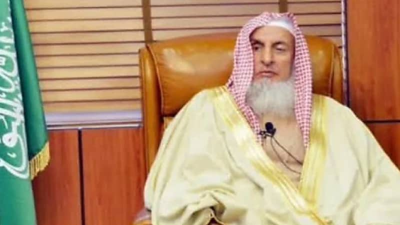 "مفتي المملكة" يؤكد عدم جواز "الجمع والقصر" في مطار حائل