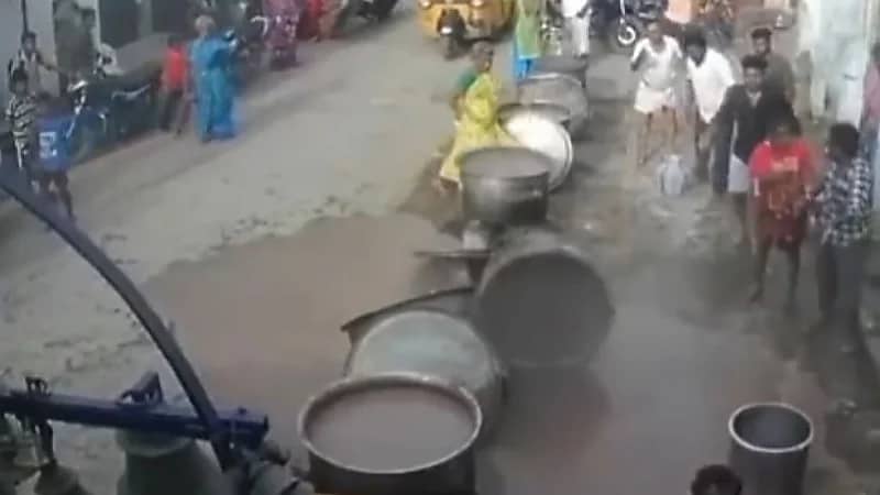 شاهد .. مصرع طباخ حرقًا بسبب سقوطة في قدر الطعام