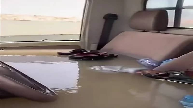 شاهد.. مركبات غارقة داخل أحد بحيرات السيول جنوب بيرين بالربع الخالي
