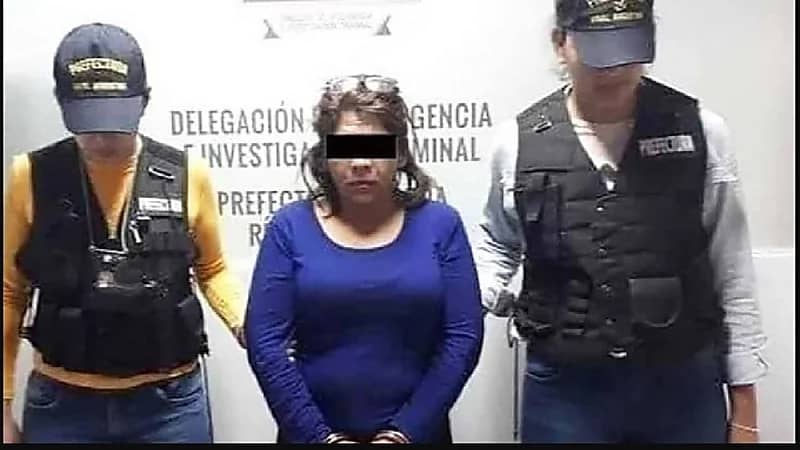 امرأة تطعن زوجها بعد رؤية صور له مع امرأة حسناء ثم تكتشف أنها لها!