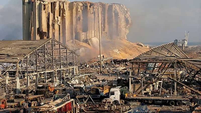 تصاعد دخان من صوامع القمح المتبقية في مرفأ بيروت