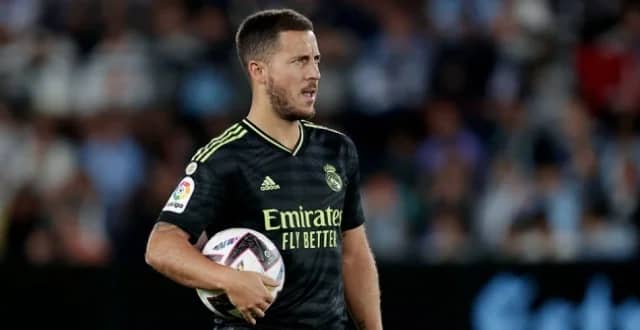 بكاء هازارد داخل غرفة خلع الملابس