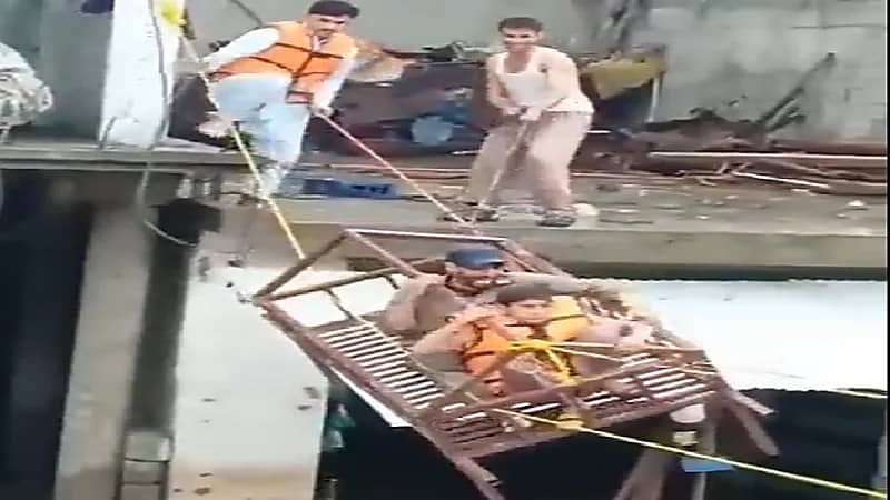 شاهد .. عمال إغاثة يبتكرون حيلة بسيطة وفعالة لإنقاذ العالقين في السيول