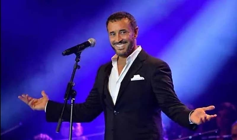 شاهد.. كاظم الساهر يفترش أرض أحد المطارات