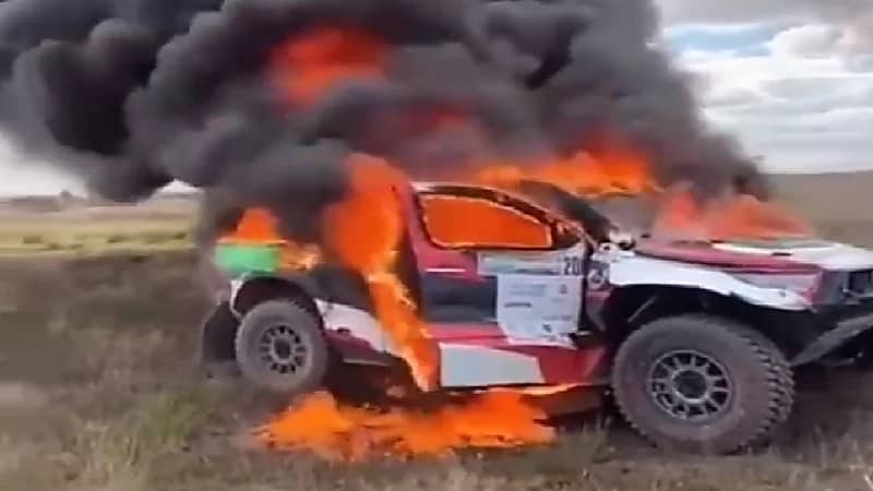 شاهد .. يزيد الراجحي ينجو من موت محقق بعد احتراق مركبته