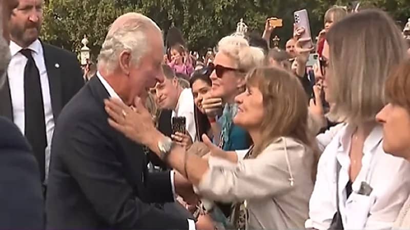 بالفيديو .. امرأة تُُقبّل الملك تشارلز أمام قصر باكنغهام