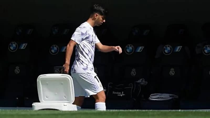 أسينسيو يبدي غضبه أمام أنشيلوتي