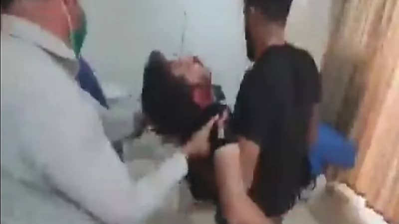 شاهد.. القوات الإيرانية تطلق النار على مشيّعي جنازة مهسا امينى المقتوله على يد شرطة البلاد