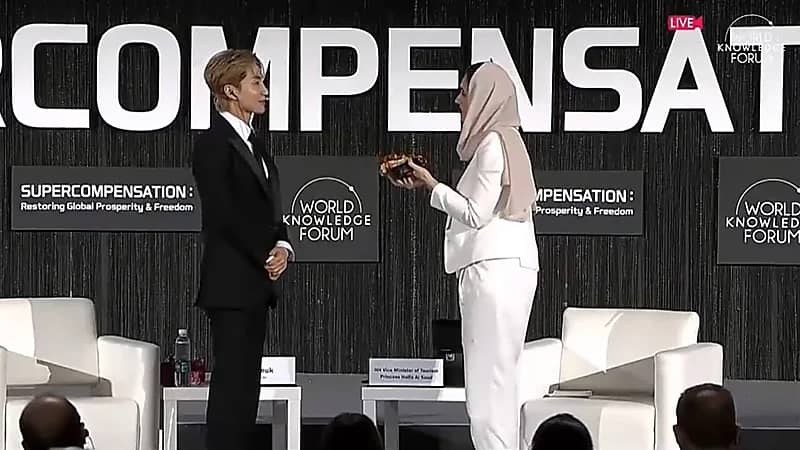 شاهد..  الأميرة هيفاء تهدي قائد فرقة سوبر جونيور الزهور ليرتديها على رأسه