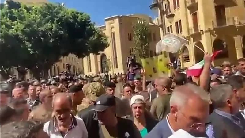 شاهد : عسكريون لبنانيون متقاعدون يحاولون اقتحام البرلمان للمطالبة بحقوقهم