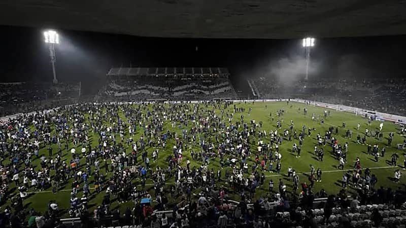 وفاة مشجع خلال اشتباكات في مباراة كرة قدم في الدوري الأرجنتيني