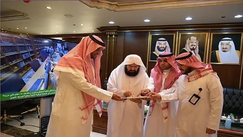 تدشين مشروع المكاتب الذكية للباحثين والزوار في مكتبة المسجد النبوي
