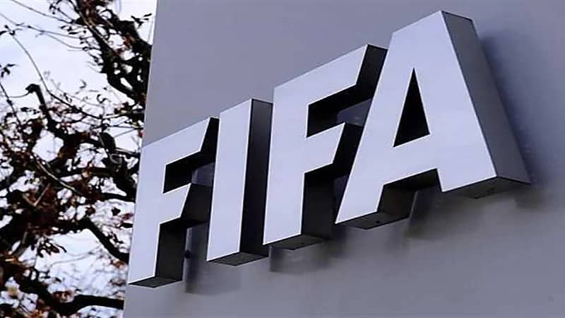 "فيفا" يغرم القادسية بسبب إديسون فيليبي