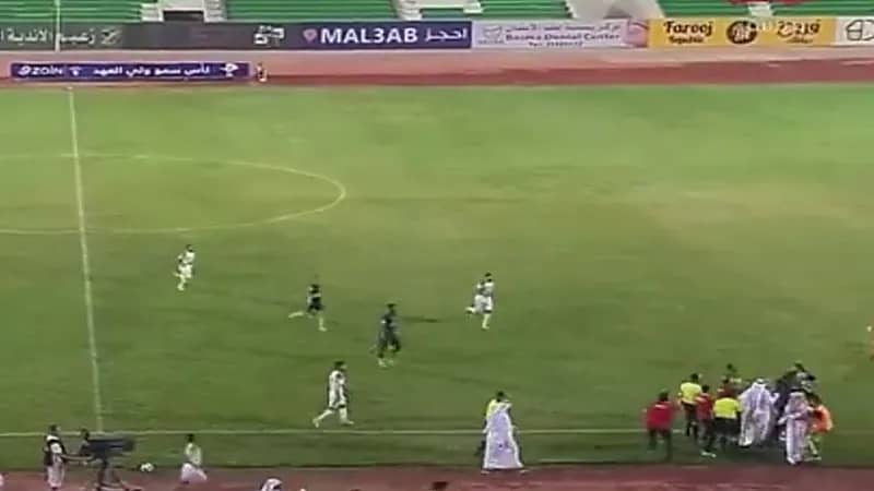 شاهد.. تشابك بين لاعب نادي الكويت فهد الهاجري وأحد إداريي نادي السالمية