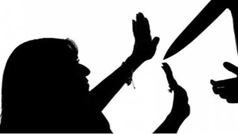 شاب يستدرج زوجته في أرض فضاء ويقتلها بعدة طعنات تاركاً طفلهما الرضيع بجوارها