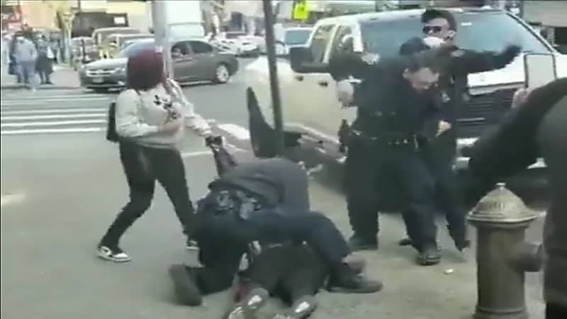 شاهد.. شخص يوجه لكمات من الخلف لشرطي أمريكي خلال انشغاله بالقبض على متهم